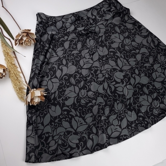NY & Co Black Silver Satin Floral Skirt 8 - Picture 6 of 12